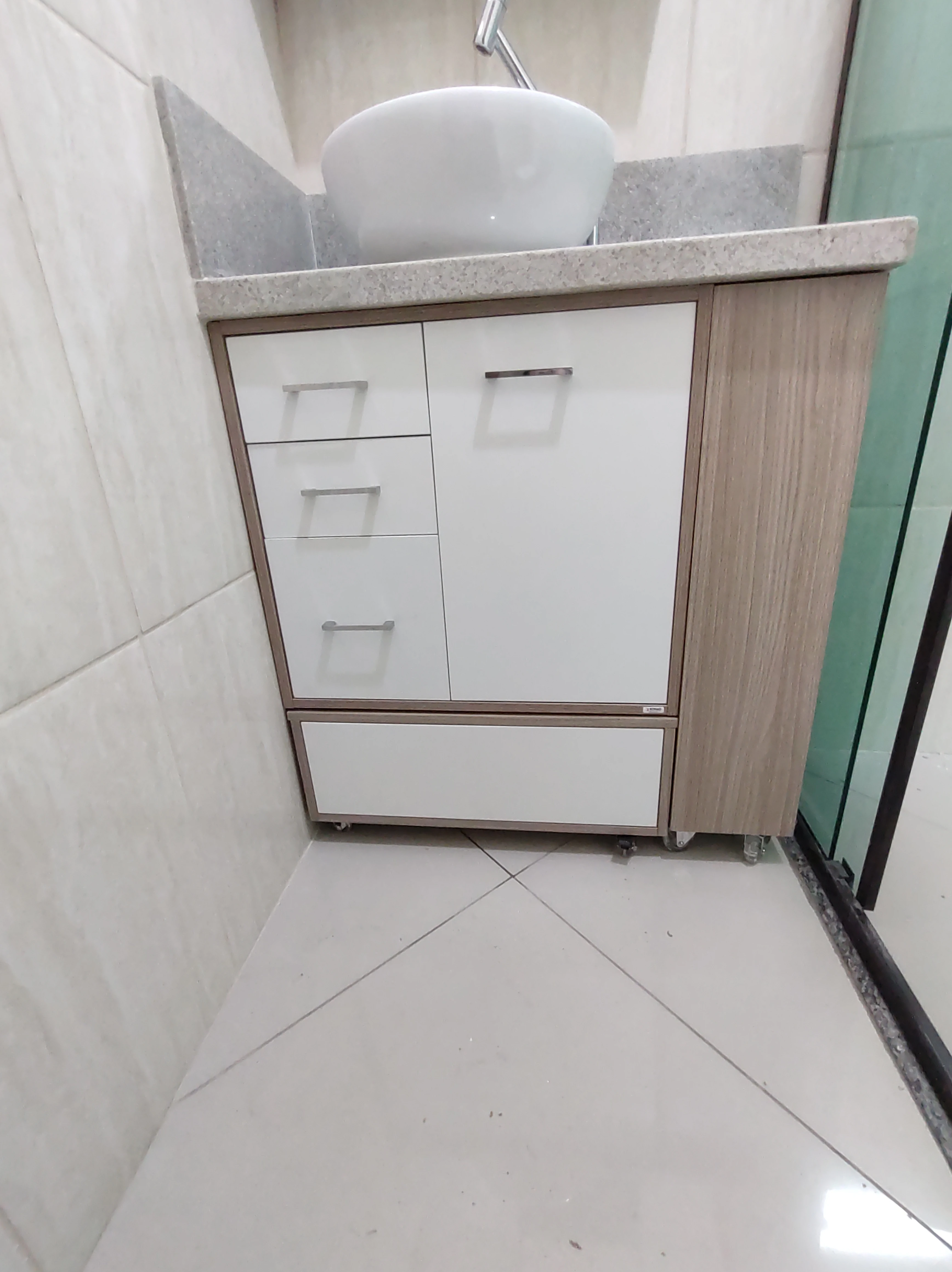 Ármario de banheiro com portas e frentes de gaveta branco, com laterais, topo e base amadeirado