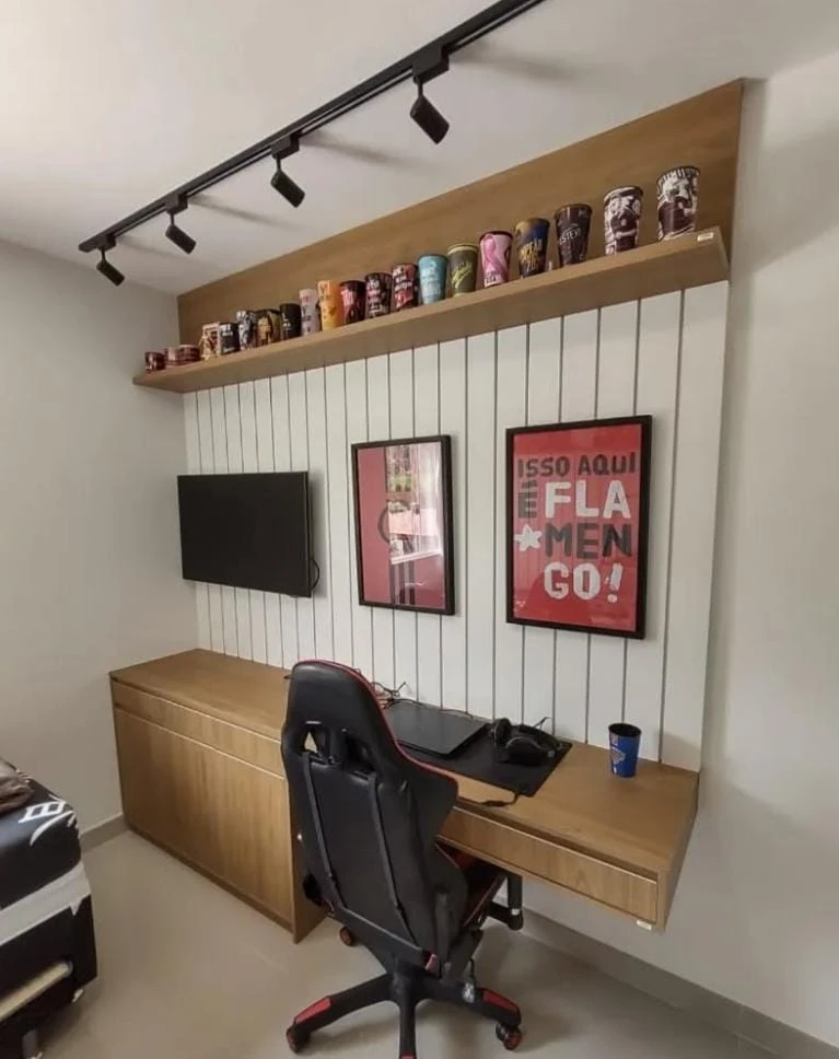 Painel ripado branco com uma mesa feita com cor amadeirado